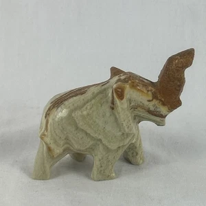 Figurine éléphant marbre sculpté beige avec coffre marron 2x2,5" - Photo 1/8