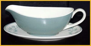 Royal Doulton Queenslace Gravy Boat & Saucer In Excellent Condition - Picture 1 of 1