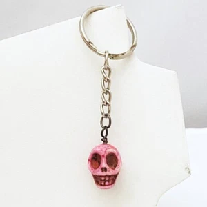 Schlüsselanhänger Schädel Hippie Boho Punk Goth Indie rosa klein gefärbt Howlite aztekisch Western - Bild 1 von 3