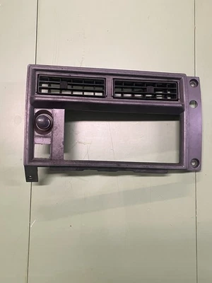 Chevrolet S10 GMC S15 1988-1994 radio tablero embellecedor bisel con toma de corriente OEM 15595798 Foto 1 de 2