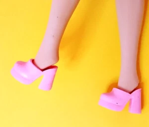 B659 - BARBIE FASHION AVENUE TREND CITY 1999 scarpe sabot rosa - Foto 1 di 5