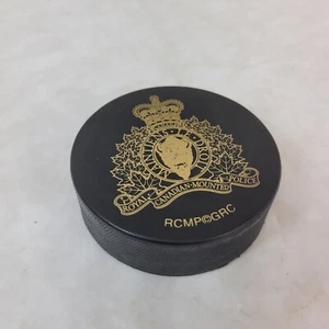VINTAGE NHL hockey souvenir game Puck RCMP Buffalo Crest Canada - Picture 1 of 5