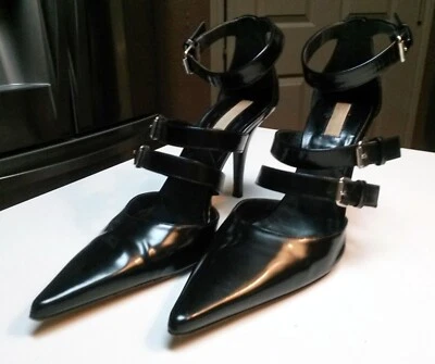 Michael Kors - Zapatos de salón con punta puntiaguda de charol negro triple correa. Talla 7M Foto 1 de 4