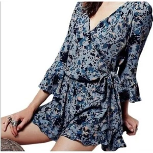 Pagliaccetto Free People All The Right Ruffles taglia small blu pioggia finto avvolgente - Foto 1 di 10