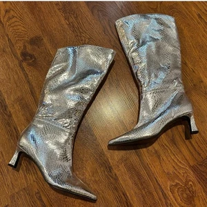 Steve Madden Women's Newlyn Croc Print Kitten Heel Boot Silver Sz 6.5 NWOB - Picture 1 of 13