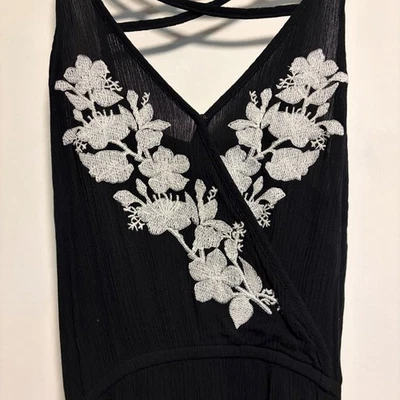 Vestido sin tirantes negro para mujer con bordado floral blanco, talla grande Foto 1 de 4