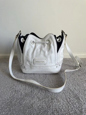 BOLSO DE HOMBRO ISABELLA FIORE FLOR DE LOTO CUERO BLANCO CON CORDÓN $325 Foto 1 de 4