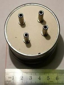 UNA (1) Base de Tubo de Vacío Industrial 4 Pines Bayoneta Metal/Cerámica Caja S - Imagen 1 de 4