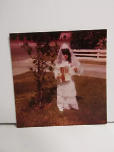 FOTO VINTAGE TROVATA ANNI '80 ORIGINALE ARTE COLORE FOTO PRIMA COMUNIONE RAGAZZA FOTO - Foto 1 di 4