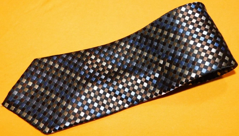 CORBATA CON MOTIVO CUADRADOS MARRÓN/AZUL/AMARILLO ROBERTO VILLINI COUTURE - CORBATAS DE DISEÑADOR. Foto 1 de 3