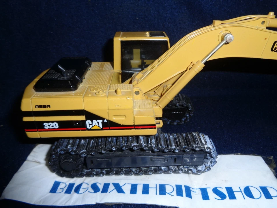 Caterpillar Excavator 320 REGA DIE CAST Model 1/40 scale  - Image 1 of 4