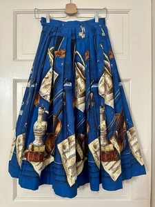 VINTAGE 1950s Novelty Print Pleated Skirt Vibrant Blue Violins Music Instruments - Picture 1 of 6