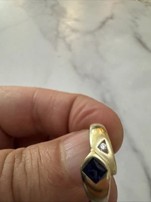 Anillo de oro amarillo de 14 K con zafiro y un diamante en el lateral; talla 6 Foto 1 de 4