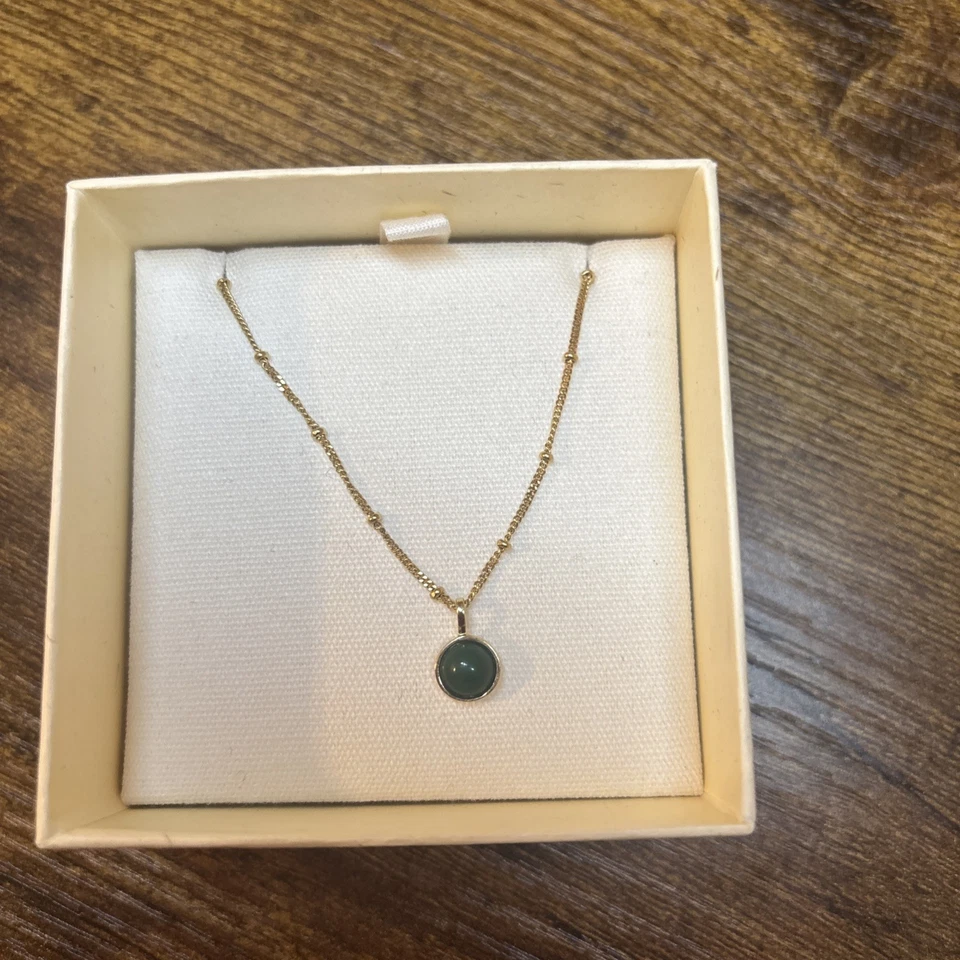 Collar de piedra curativa de aventurina verde Daisy London acabado dorado Foto 1 de 3