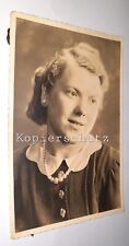 Hübsche blonde junge Frau Portrait 1940 Frisur Maid Mode Schmuck Vintage Foto 