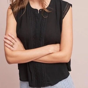 Eri + Ali Anthropologie schwarz Häkel vorne Flügelärmel Top Wm S Knopfleiste - Bild 1 von 2