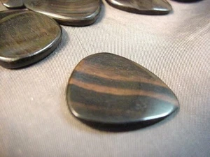 PICK DE GUITARRA DE MADERA EXÓTICA - ÉBANO - ESTILO AGARRE TALLADO - Imagen 1 de 4