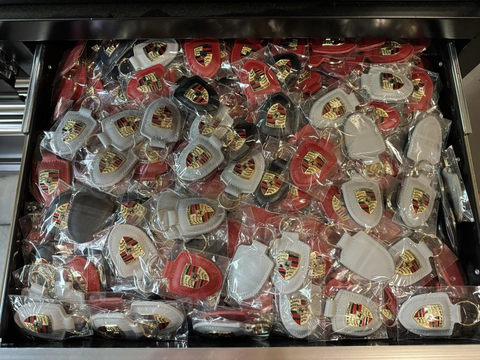 NUEVO JUEGO ALFOMBRILLAS MACAN ORIG PORSCHE 95B LLAVERO NEGRO GRATIS Foto 1 de 1