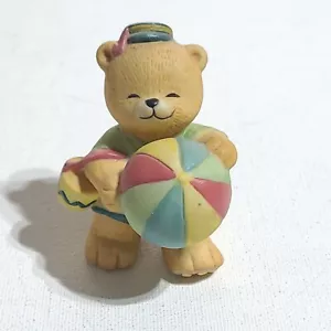 Estatuilla de Colección BC Bronson Oso de Peluche Porcelana Bisque Arte Oso Jugando en la Playa - Imagen 1 de 5