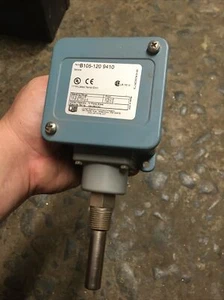 United Electric B105-120 9410 Temperature Controller, New - Picture 1 of 2