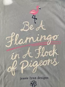 Maglietta da donna Jessie Lynn Designs 'Be a Flamingo in a Flock of Pigeons' NUOVA - Foto 1 di 6