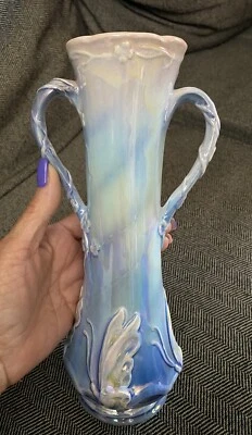 Jarrón vintage de porcelana de hueso con brillo iridiscente patrón de mariposa azul, 9", sin marca Foto 1 de 4