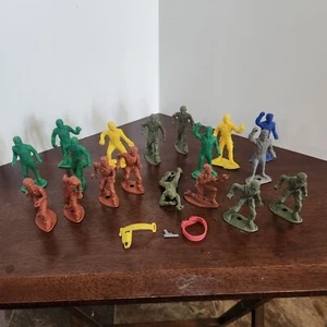 VINTAGE lot of 21: MPC Ring hand figures army men Soldiers 2 Belts 1 Gun War - Picture 1 of 5