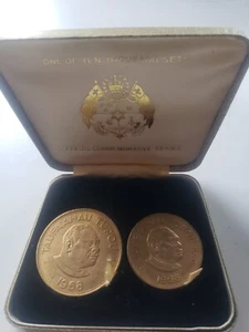 TONGA 1969 OIL COMMEMORATIVE TWO PA'ANGA & PA'ANGA COINS CASED - Bild 1 von 3