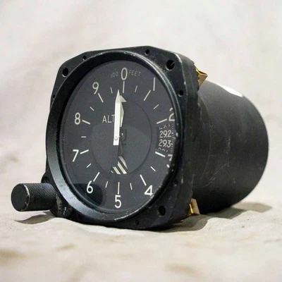 Altímetro Cessna United Instruments P/N C661071-0101 (alt: 5934P-A56) - Imagem 1 de 4