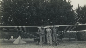 France 3 men in front of Military Airplane Aviation Old snapshot Photo 1950 - Imagen 1 de 3