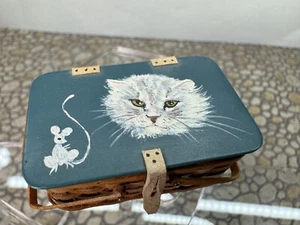 Dollhouse Miniature ~ Al Chandronnait OOAK 1988 LW Painted Cat & Mouse Basket - Imagen 1 de 7