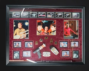 Fotos y recuerdos tributo a Star Trek enmarcados firmados por William Shatner y otros - Imagen 1 de 9