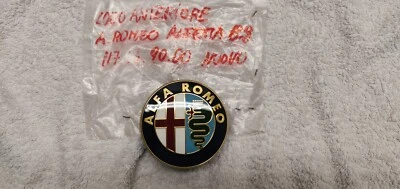 FREGIO LOGO ANTERIORE ALFA ROMEO ALFETTA 82 117139003700 NUOVO ORIGINALE EPOCA - Immagine 1 di 2