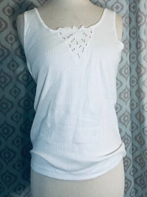 NUEVO CON ETIQUETAS CAMISETA SIN MANGAS ACANALADA BLANCA VESTIDO FRANCÉS CON INSERCIÓN DE OJALES WM L VER MEDIDA NUEVA DE COLECCIÓN Foto 1 de 4