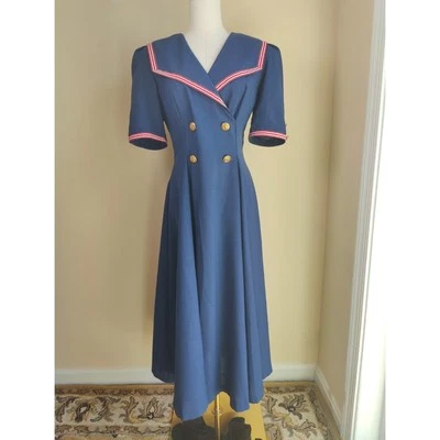 Винтажное матросское платье миди 1970-х темно-синее с красной отделкой и золотыми пуговицами размер 6 - Изображение 1 из 4