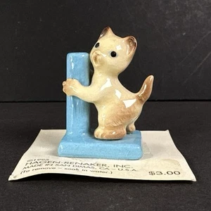 Miniatura gatto siamese Hagen Renaker in pensione con tiragraffi blu - Foto 1 di 7