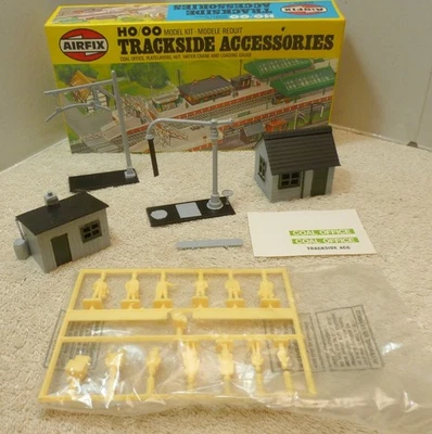 Airfix HO/OO Gauge made Plastic Kit Trackside accessories + People & Extra Hut - Image 1 of 4