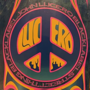 SCHWARZES ETIKETT SKATEBOARDS JOHN LUCERO STREET THING 2021 BLAUER FLECK 9,88 KOSTENLOSER VERSAND - Bild 1 von 8