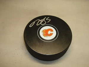 Disco de hockey Mark Giordano firmado por los Calgary Flames autografiado 1A - Imagen 1 de 2
