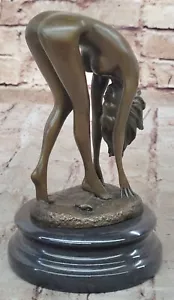 Estatua de niña desnuda de bronce doblando mujeres desnudas esculturas para hombre dormitorio decoración arte sin precio base - Imagen 1 de 10