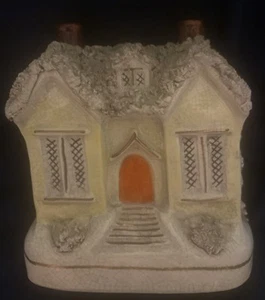 Vintage Staffordshire casetta in ceramica ~ banca soldi ~ ANTICO - Foto 1 di 7