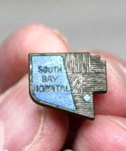 Pin de hospital vintage South Bay - Imagen 1 de 4