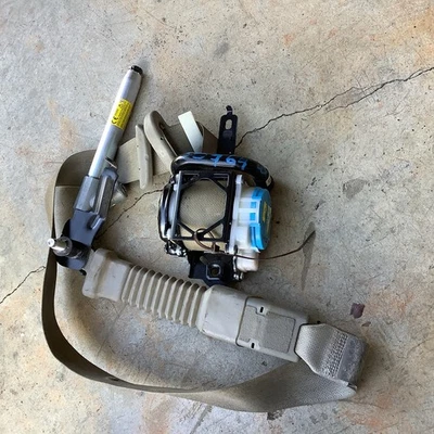 Cinturón de seguridad delantero izquierdo del lado del conductor 15-17 Kia Sedona gris claro OEM 2092 Foto 1 de 4