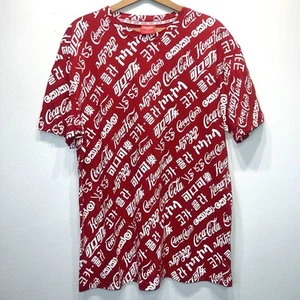 Coca Cola Shirt Herren Größe L Rot All Over Print Sprache Logo - Bild 1 von 6