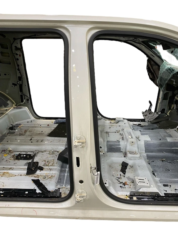 2015 - 2020 CHEVY SUBURBAN OEM RH RIGHT CENTER PILLAR *STRUCTURE CUT* Foto 1 de 4