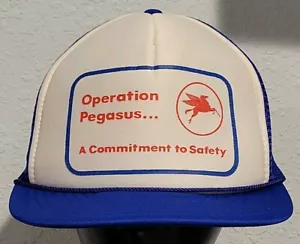 De Colección Mobil Oil Gas Operation Pegasus Snapback Trucker Gorra Gorra Azul/Blanco Limpio - Imagen 1 de 9