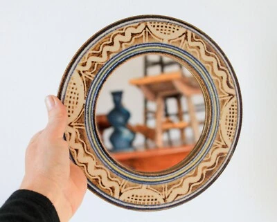 Espejo de pared de cerámica artística de estudio vintage redondo firmado fechado 83 marrón azul amarillo  Foto 1 de 4