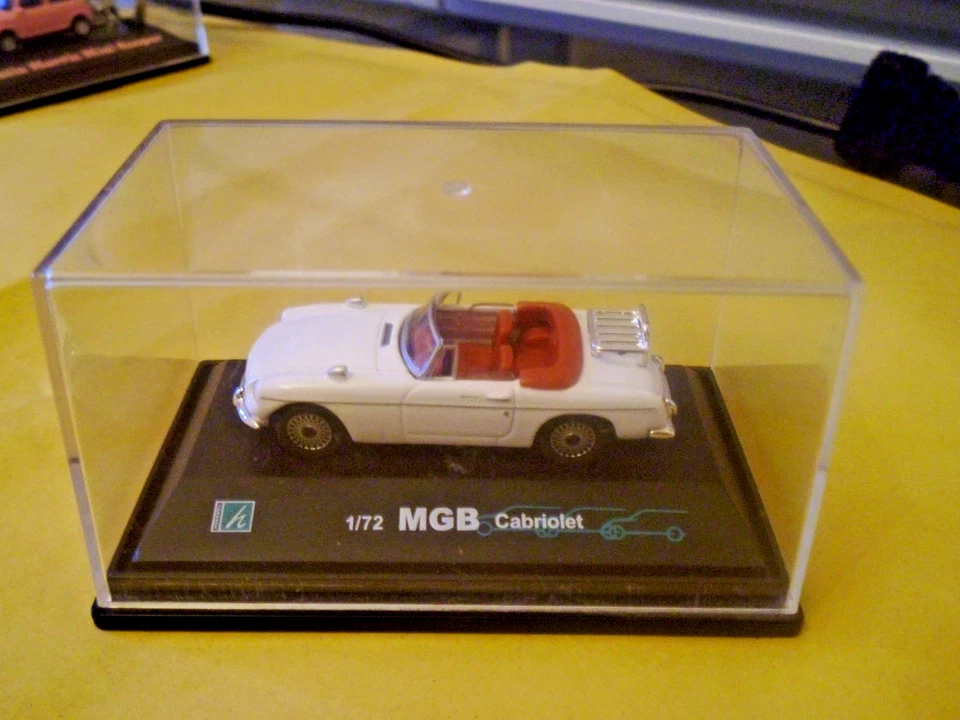 Hongwell MGB Cabriolet White Mint Condition 1:72 - New Boxed - Image 1 of 4