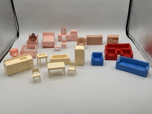 Lotto mobili casa delle bambole in plastica Marx vintage anni 50 - Foto 1 di 17