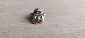 Smokey the Bear goldfarbene Pin Resist National Park Service Mütze Ranger Kopf - Bild 1 von 3